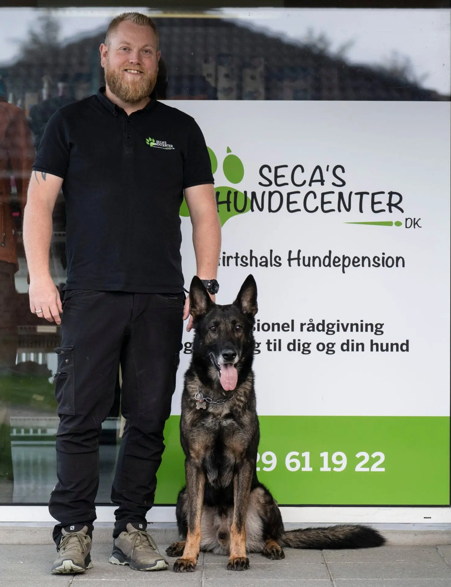 René Jürgensen med schæferhund foran Seca’s Hundecenter